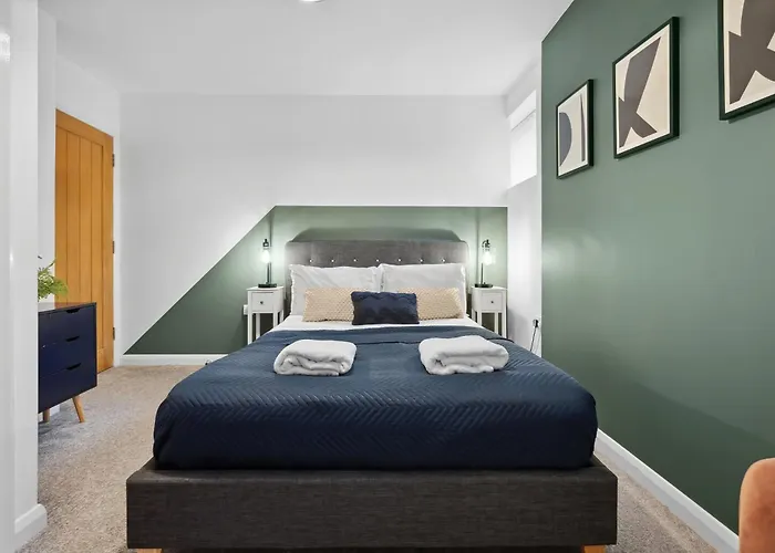 Corinium Lodge - Town Centre Apartment