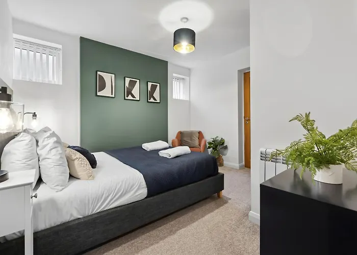 Corinium Lodge - Town Centre Apartment